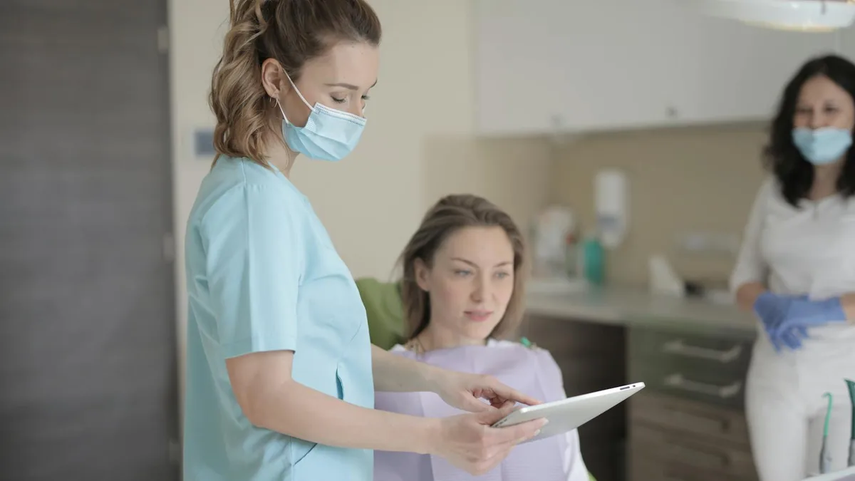 Agenda clínica dental digital en tablet durante una consulta