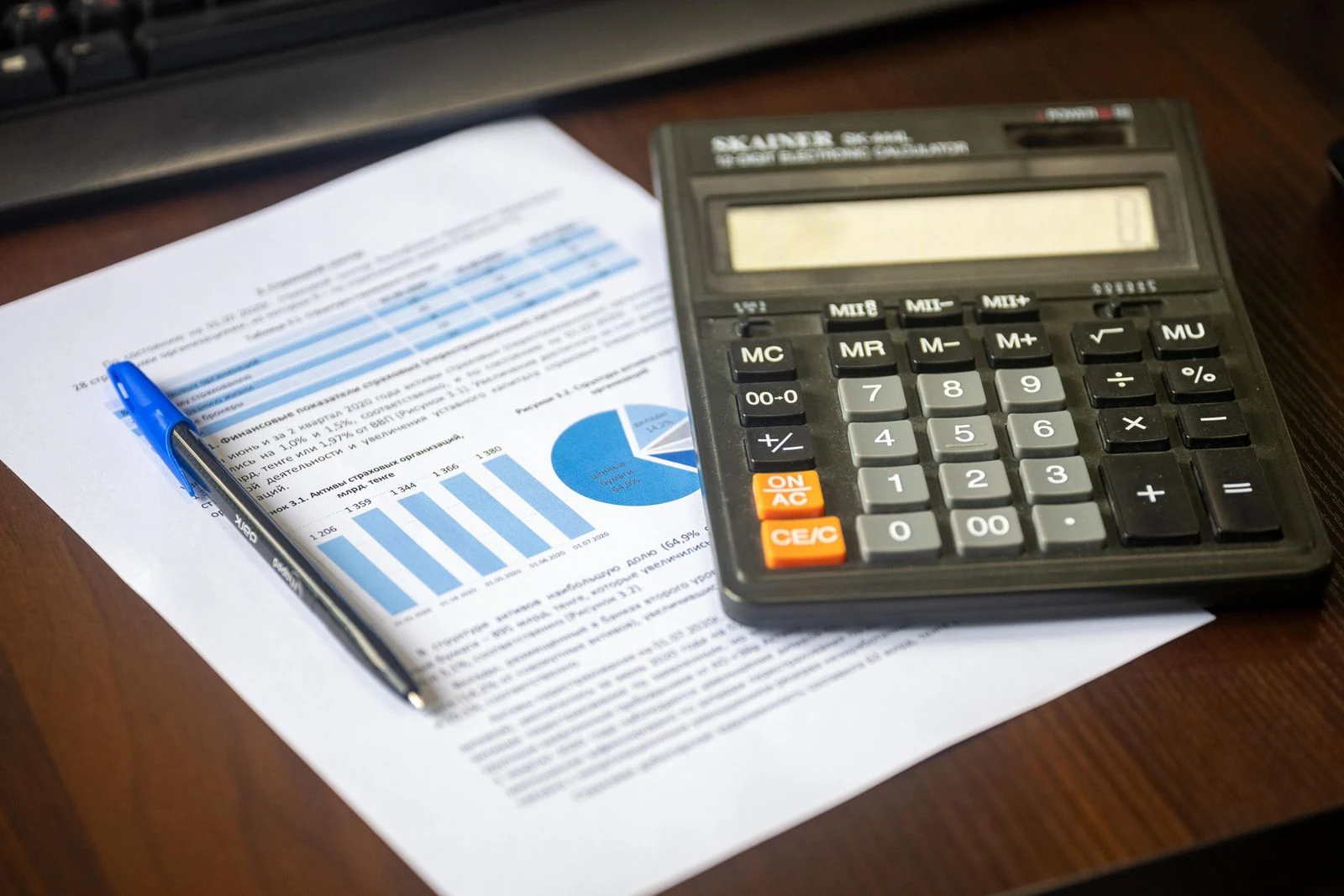 Presupuesto de tratamiento dental, calculadora y monedas sobre una mesa