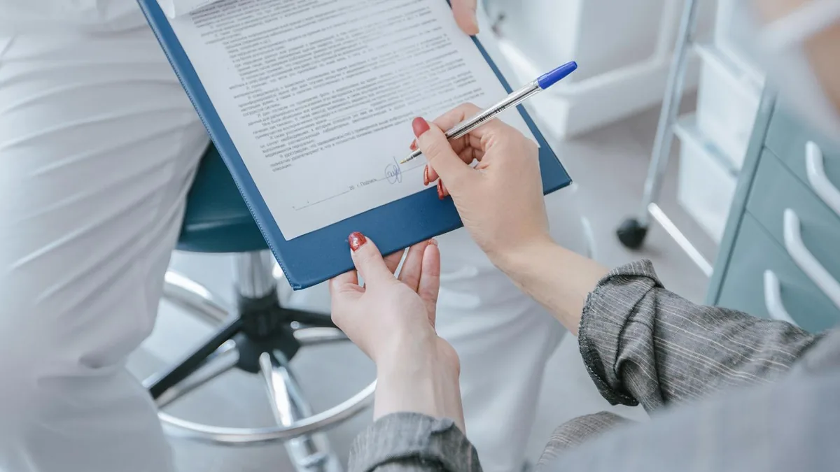 Consentimiento digital firmado por paciente en clínica dental