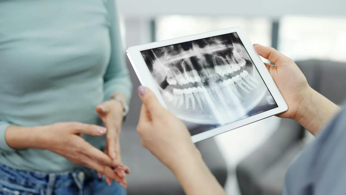 Digitalizacion documental en clinica dental con tablet y radiografia