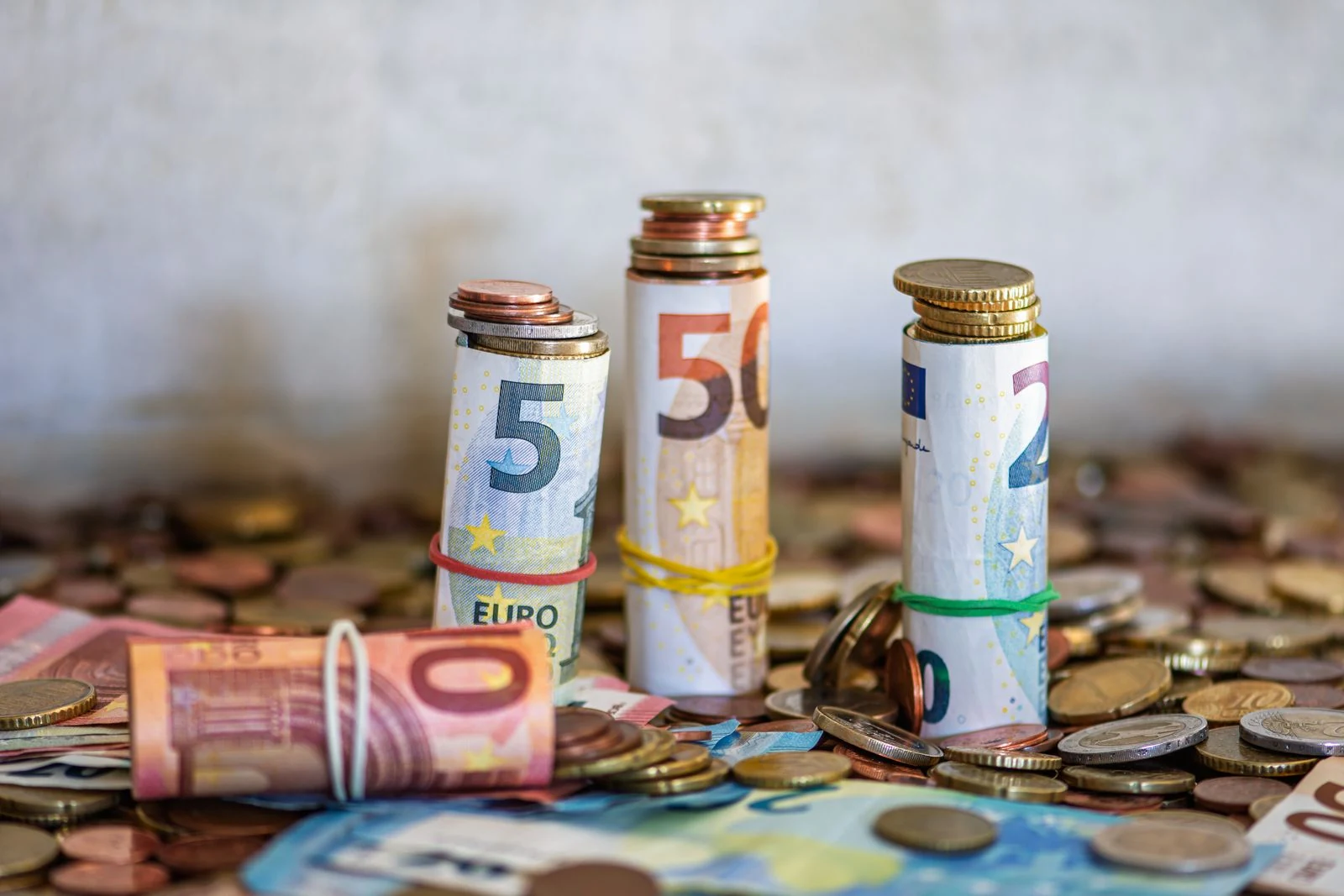 Presupuesto de tratamiento dental con monedas apiladas por cuotas sobre un calendario