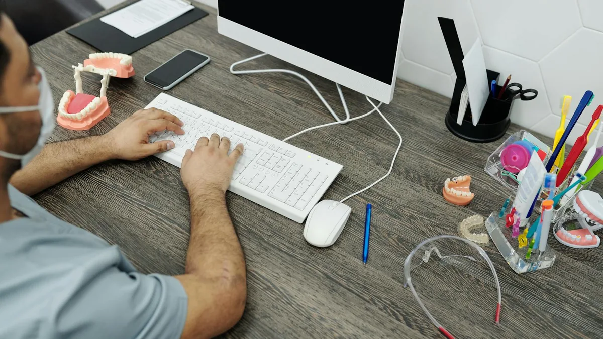 Software dental profesional en puesto de trabajo de clínica