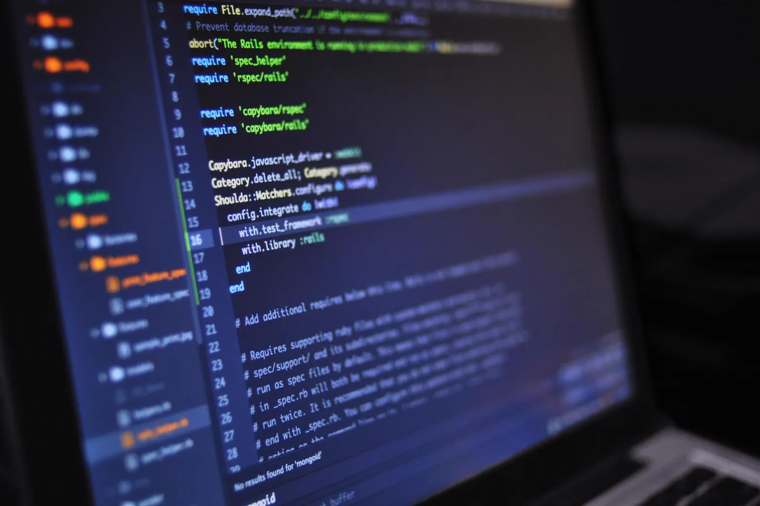 Código de programación en la pantalla de un portátil durante una sesión de depuración