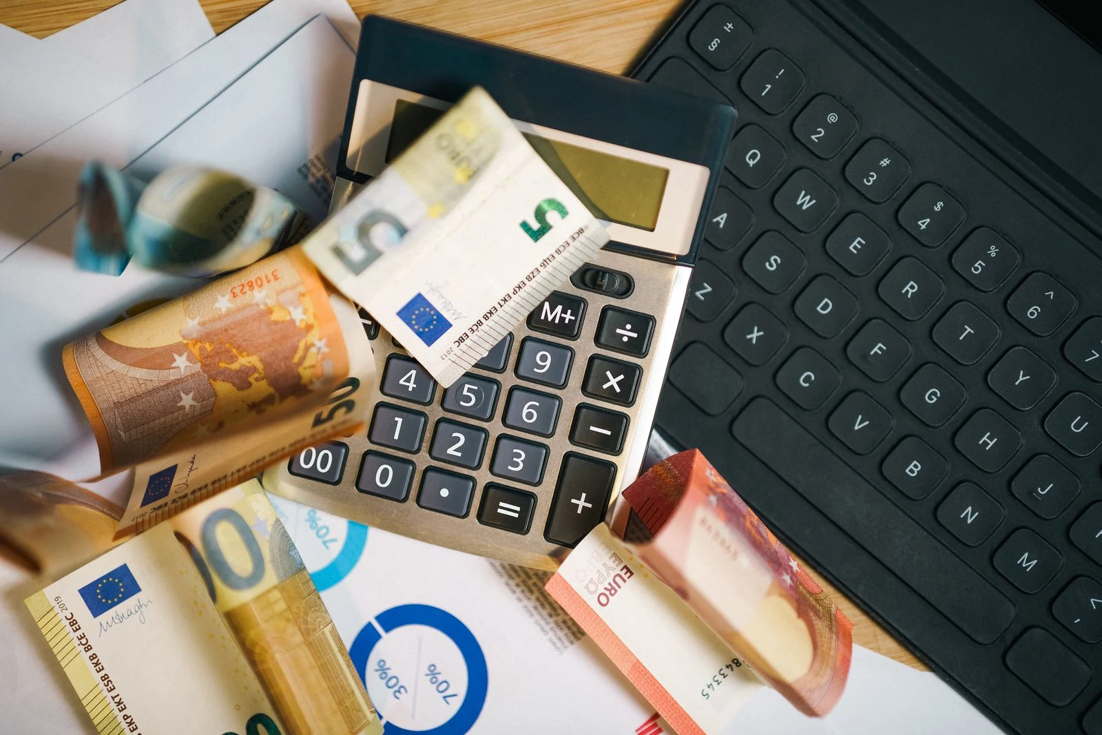 Efectivo, tarjeta y calculadora sobre el mostrador de recepción de una clínica dental