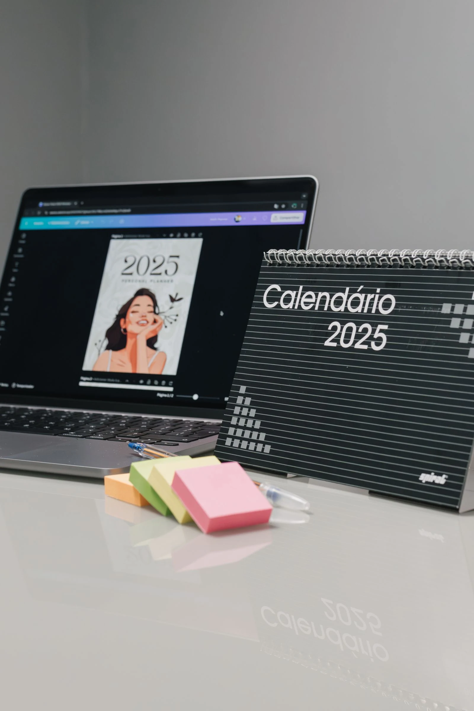 Calendario de turnos de personal con marcadores de colores en una clínica dental