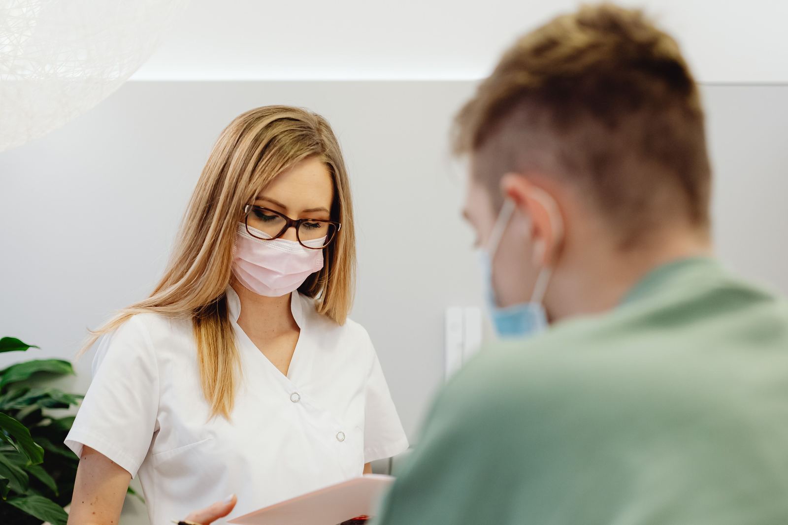 Recepción de clínica dental consultando un programa de gestión en el ordenador